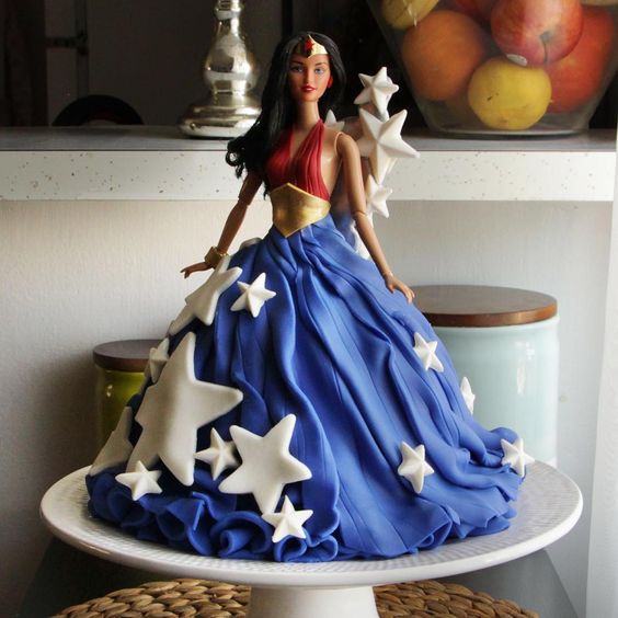Wonder Woman cake | Wonder woman cake, Cake decorating tips, Cake